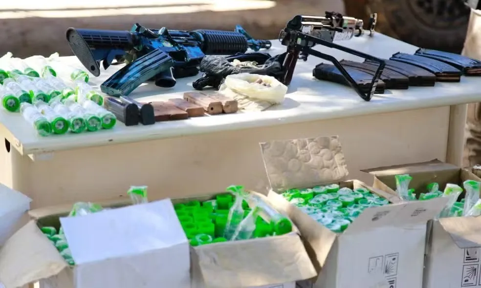 Polícia Militar apreende dois fuzis e 891 frascos de lança-perfumes