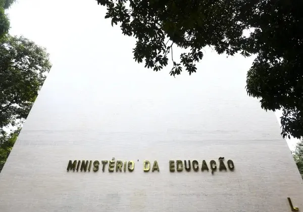 MEC publica novas regras para cursos de graduação a distância