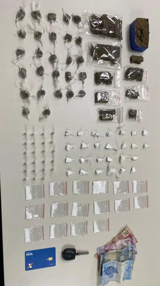 Suspeito é preso com drogas após tentativa de fuga e disparos contra a PM em Feira de Santana