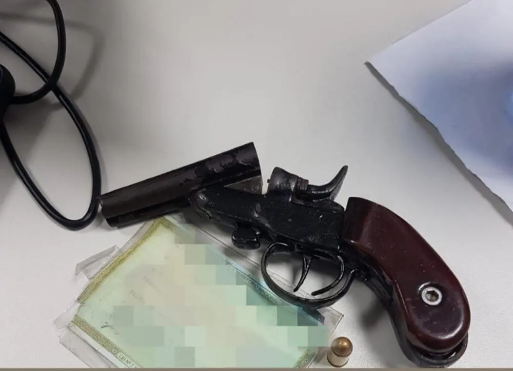 Menor é apreendido com arma de fogo dentro de ônibus escolar