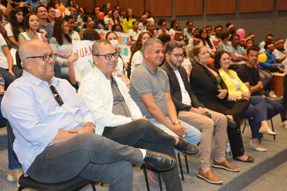 Feira de Santana apresenta mascote oficial da Educação em evento com alunos da rede pública