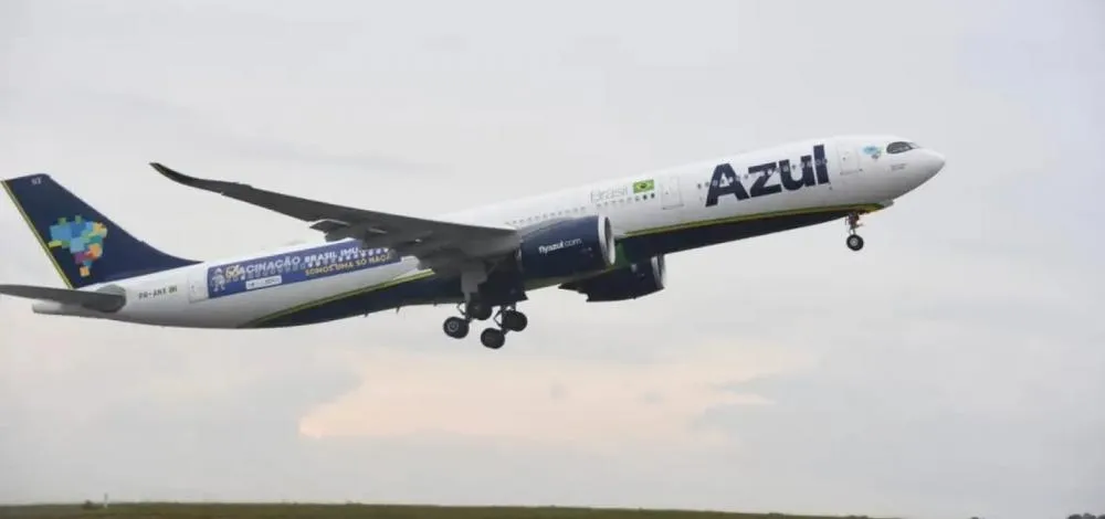 Avião da Azul com destino a Maceió faz pouso de emergência em Brasília