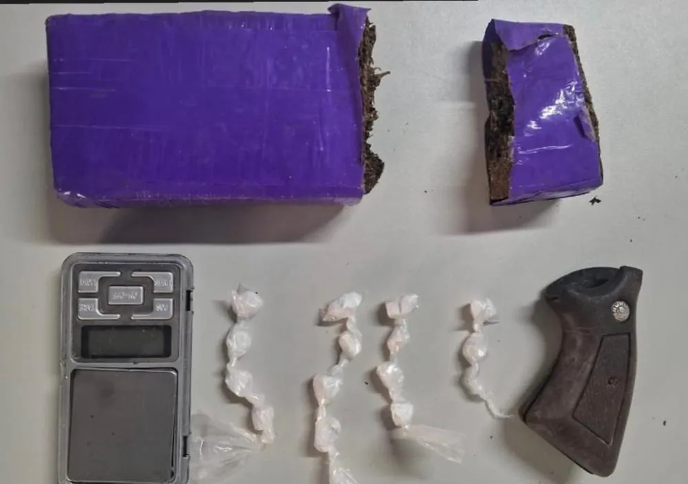 Homem é preso com drogas e acessório de arma no Feira IX, em Feira de Santana
