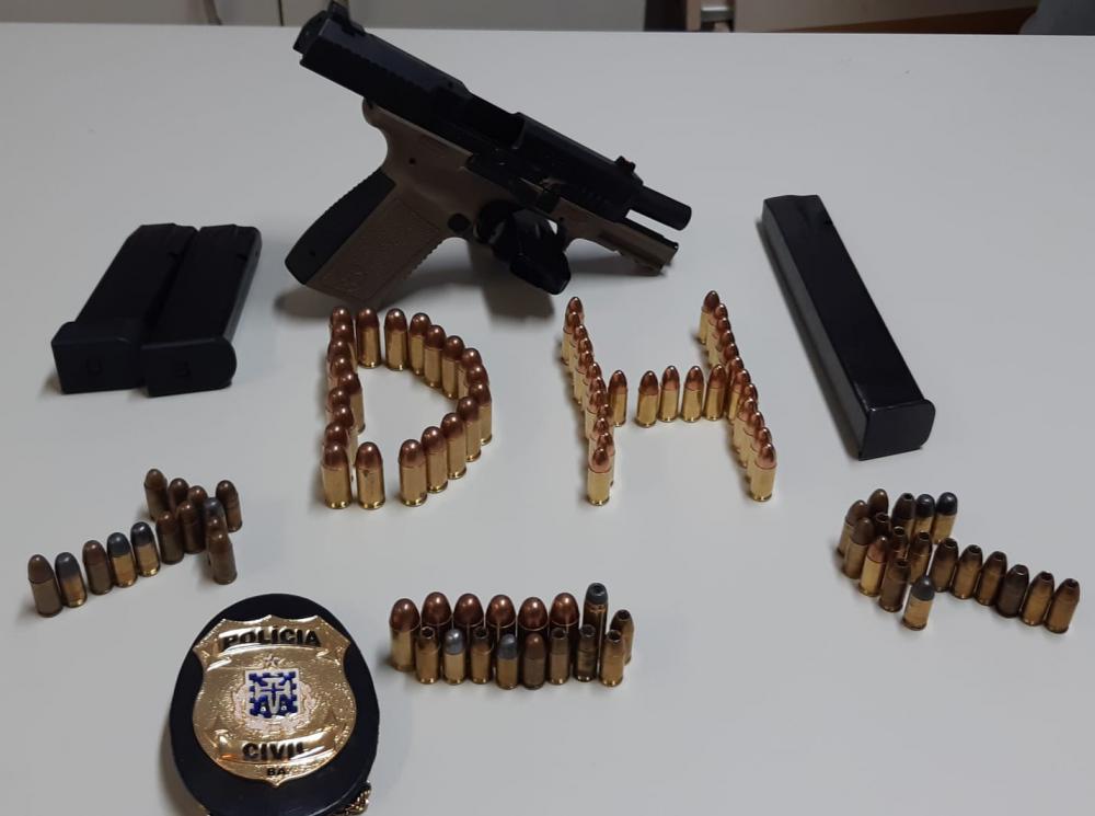 Delegacia de Homicídio cumpre mandado de busca e apreende 129 kg de maconha e pistola utilizada em assassinato.