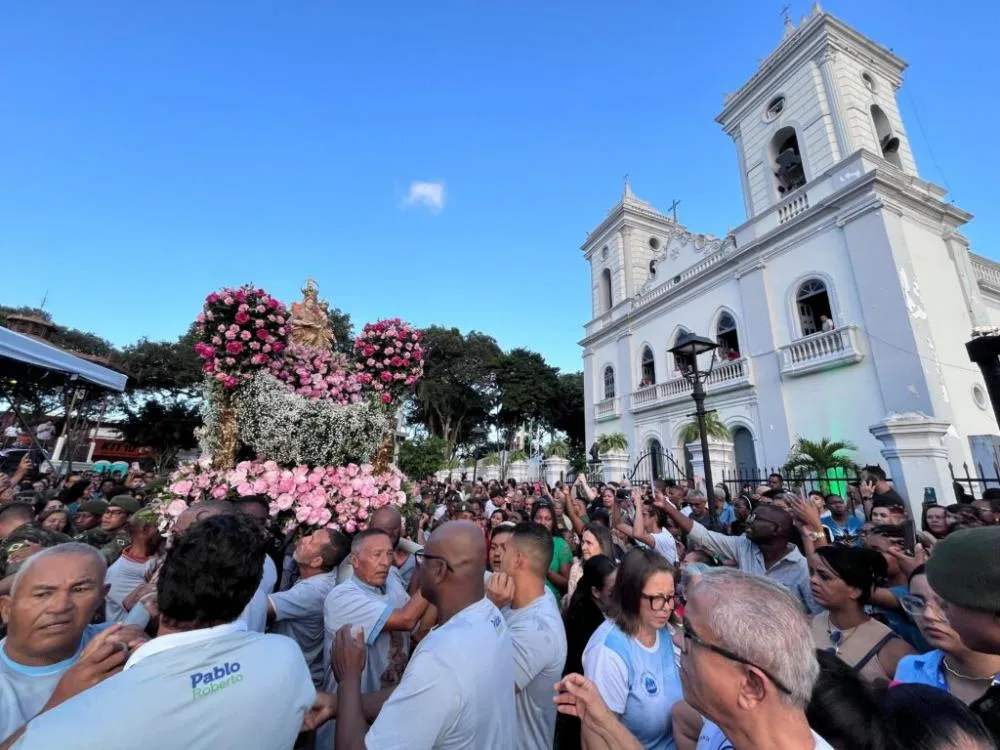 Milhares de fiéis saem às ruas celebrando Senhora Sant’Ana, padroeira de Feira