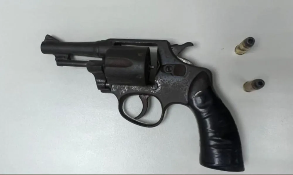 Dupla é presa portando arma de fogo a bordo de motocicleta com restrição de roubo, no Tomba