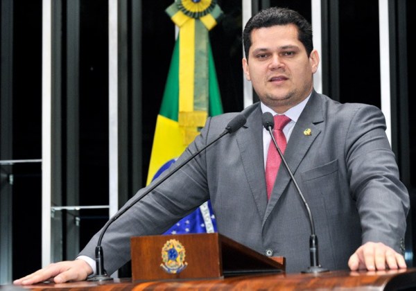 Após pedido de impeachment de Moraes, Alcolumbre trava indicação de Mendonça para o STF