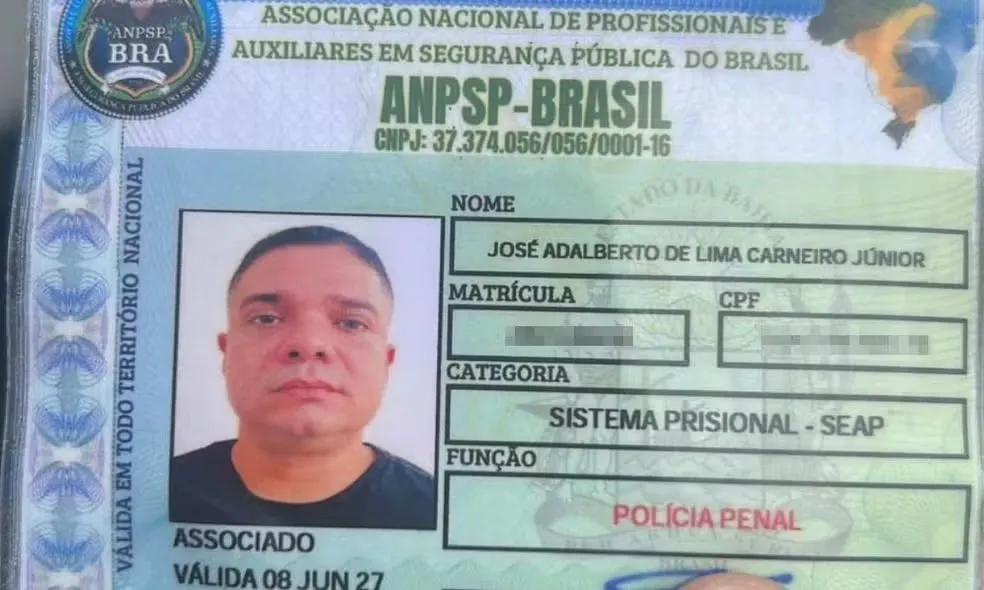 Homem é preso fingindo ser policial penal em carro adulterado