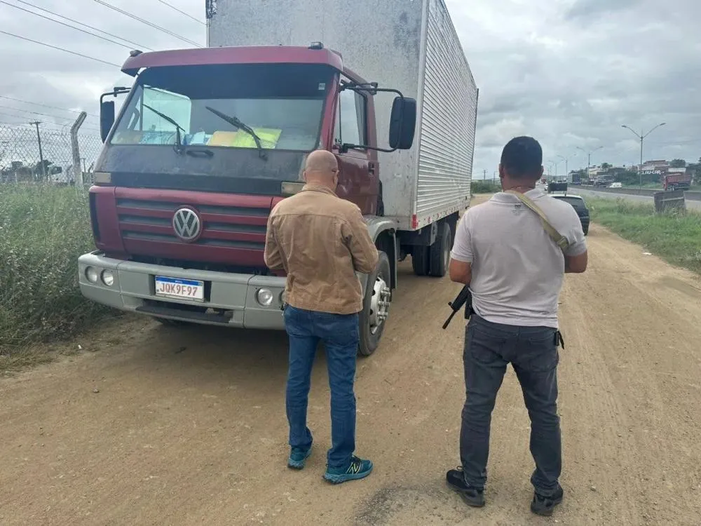 Caminhão roubado em Salvador é recuperado pela Polícia Civil em Feira de Santana