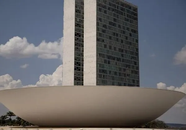 Parlamentares voltam aos trabalhos no Congresso Nacional nesta segunda (4)