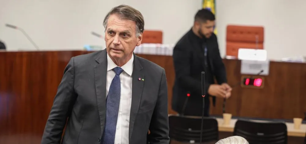 Moraes determina prisão domiciliar de Bolsonaro