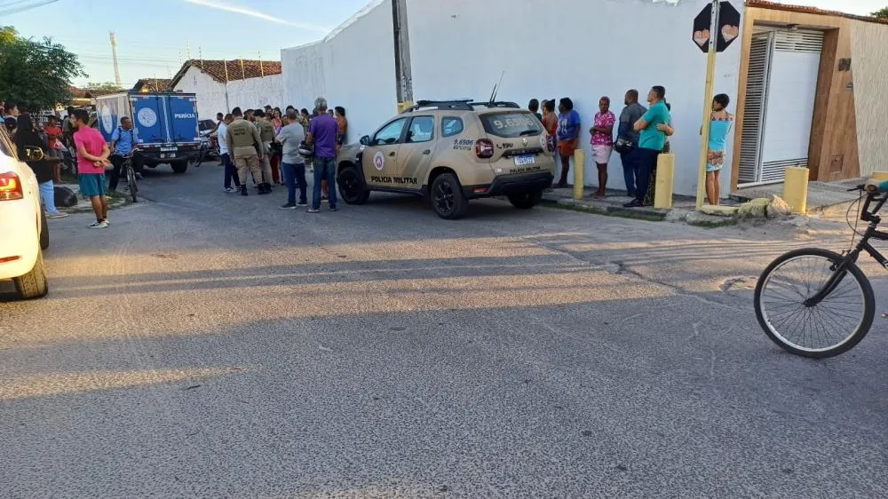 Comerciante é assassinado a tiros em frente ao próprio estabelecimento no Feira VII