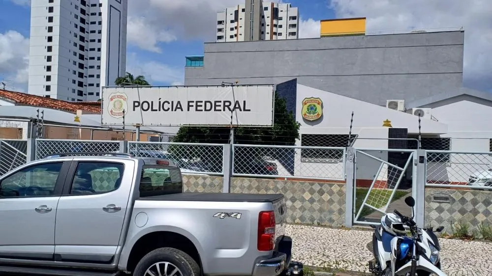 PF prende gerente de banco e policial civil em operação contra fraudes bancárias e tráfico de drogas em Feira de Santana