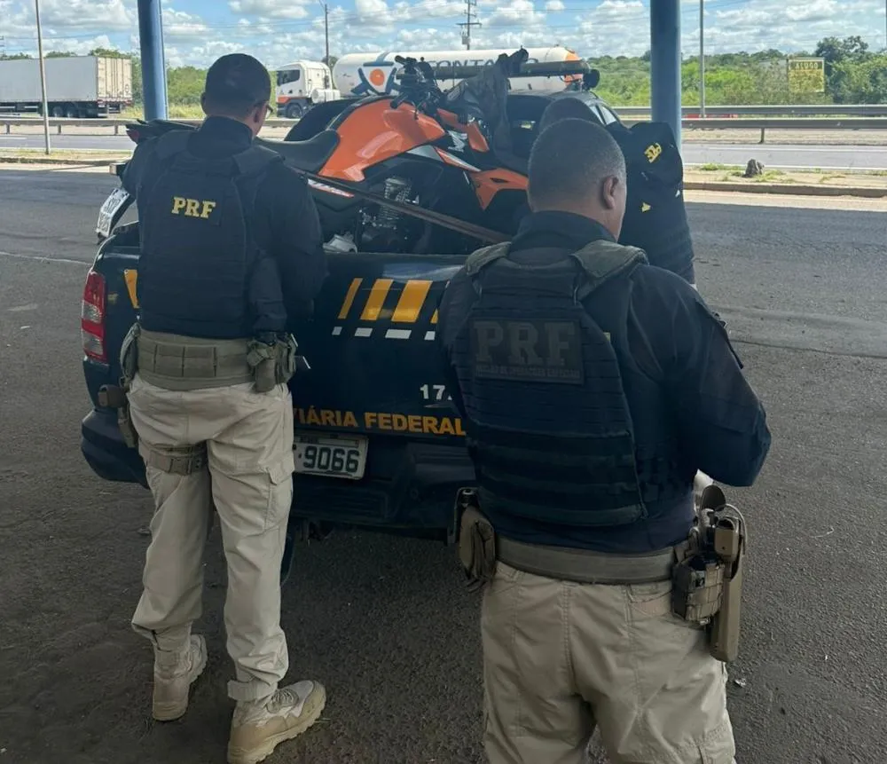 PRF recupera motocicleta roubada transportada em ônibus de turismo na BR-116, em Feira de Santana