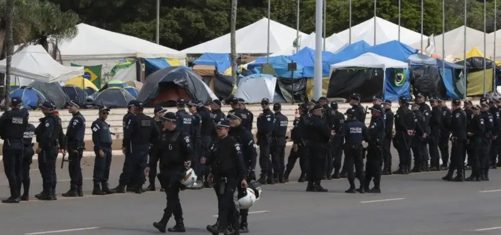 Casal é denunciado por financiar acampamento golpista em Brasília