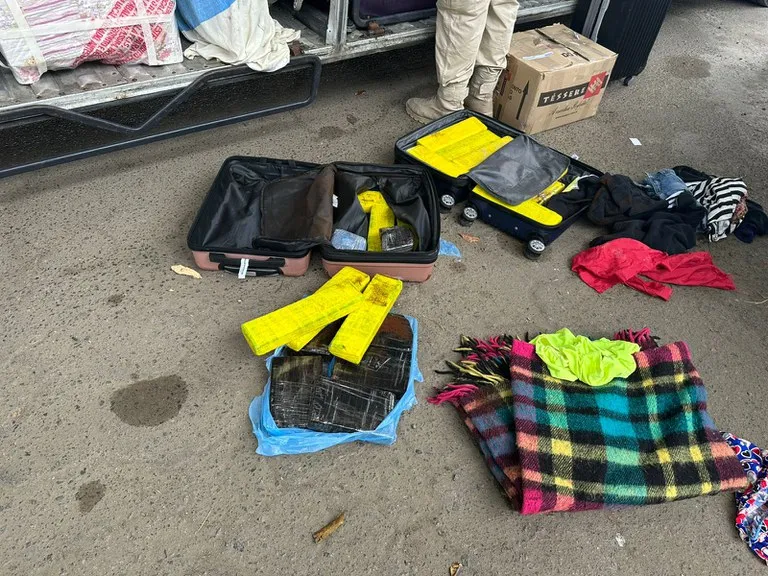 Mulher é presa pela PRF transportando 24 kg de drogas em ônibus interestadual