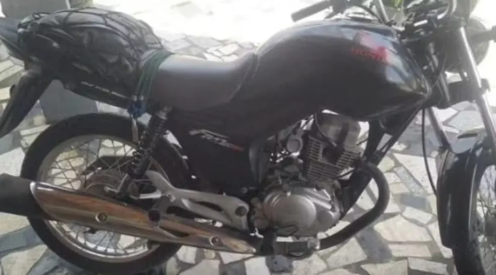 homem furta moto de PM ao lado de posto policial no interior da Bahia