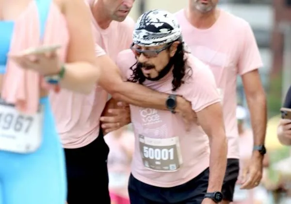 Bell Marques passa mal em corrida e é amparado por equipe