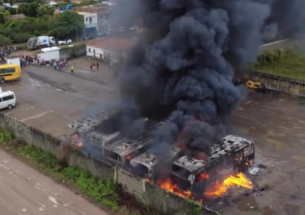 Fogo destrói cinco veículos escolares na garagem da Prefeitura de Santo Estêvão
