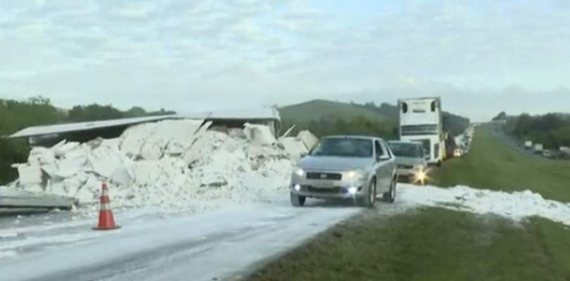 Carreta de gesso tomba e interdita BR-324 na altura de Candeias
