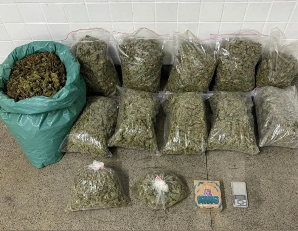 Suspeito foge e PM apreende 34 kg de maconha no Viveiros em Feira de Santana