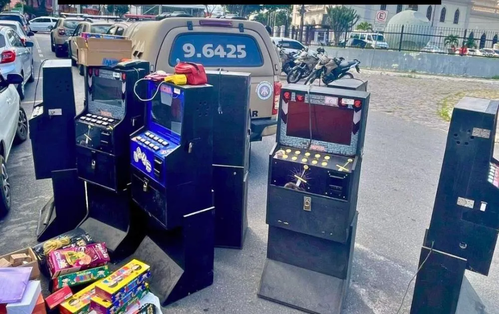 PM apreende máquinas caça-níqueis e fogos de artifício em Feira de Santana