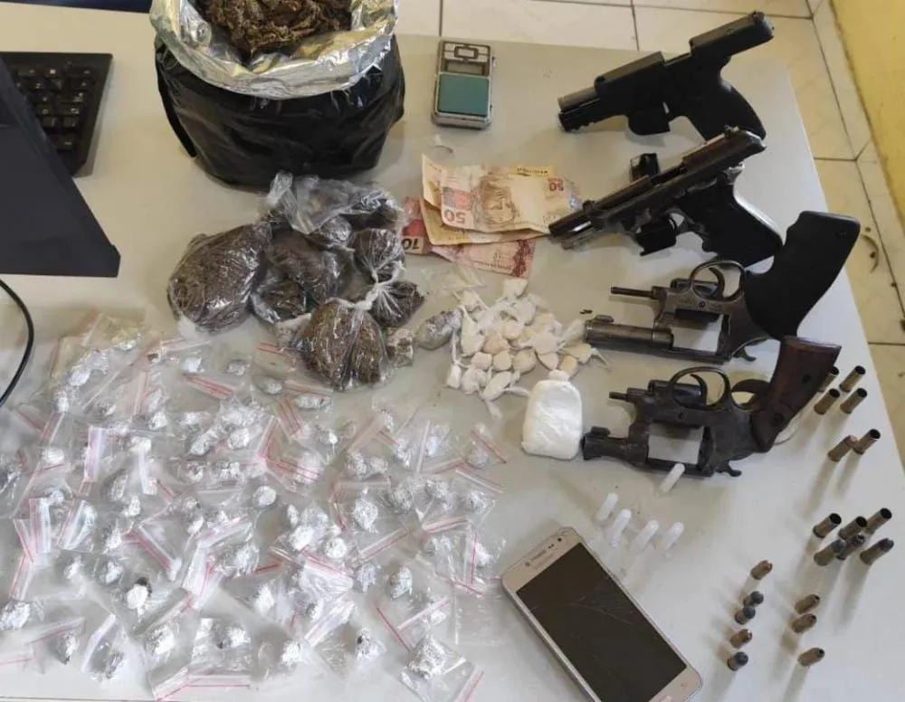 Homem é preso com arma e materiais para tráfico durante Operação Harpia em Feira de Santana