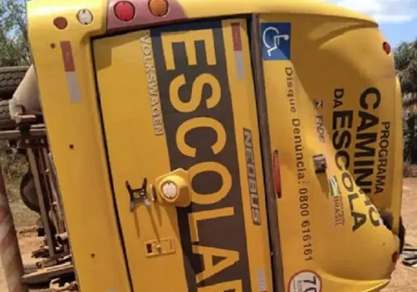 Ônibus escolar tomba na Bahia enquanto levava time de futebol amador