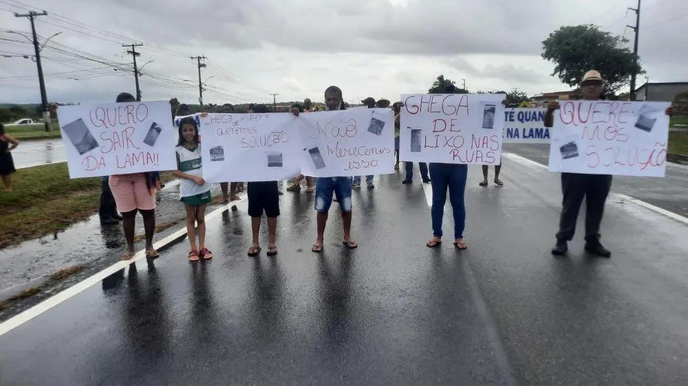 Moradores da Fazenda Rancho Alegre, em Arembepe, protestam contra abandono do poder público