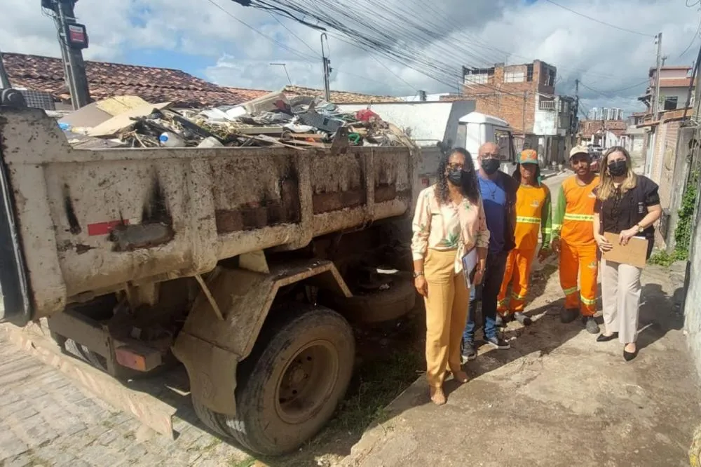 SESP realiza ação para desobstruir passeio tomado por materiais acumulados