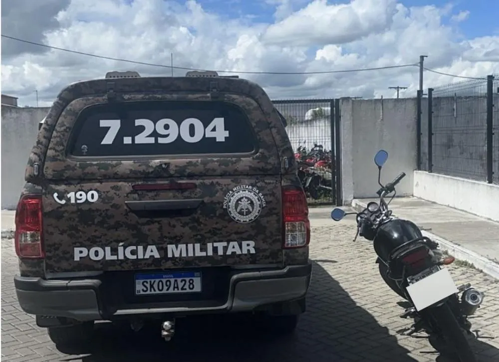 Dupla é detida com motocicleta roubada no bairro Tomba