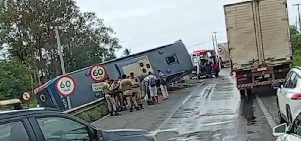 Acidente com ônibus na BR-324 deixa duas pessoas feridas
