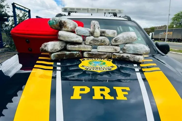 PRF localiza 11 kg de maconha em ônibus na BR-116 em Jequié: A droga seria entregue em Feira de Santana