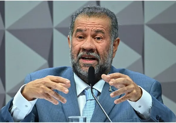 Carlos Lupi nega envolvimento em fraudes do INSS