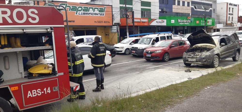 Carro pega fogo na Avenida Presidente Dutra em Feira de Santana 