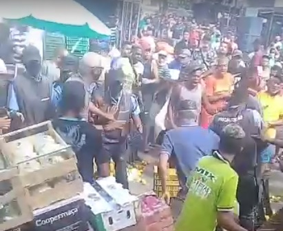 Tumulto e confusão entre vendedores e fiscais da Prefeitura no Centro de Abastecimento