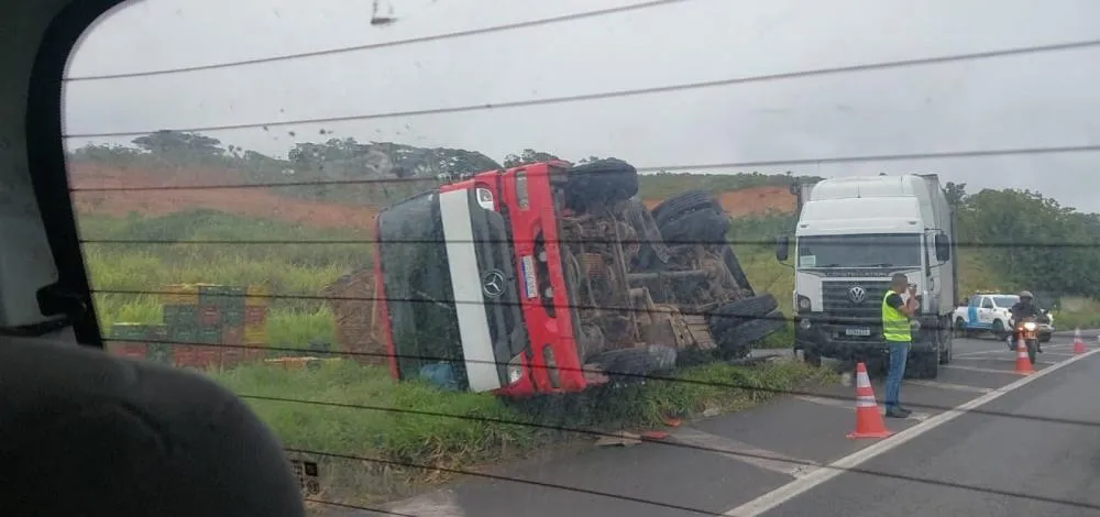 Caminhão de tomates tomba e interdita parte da BR-324 nesta segunda