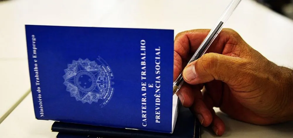 Desemprego cai para 5,6% e atinge menor nível desde 2012, aponta IBGE