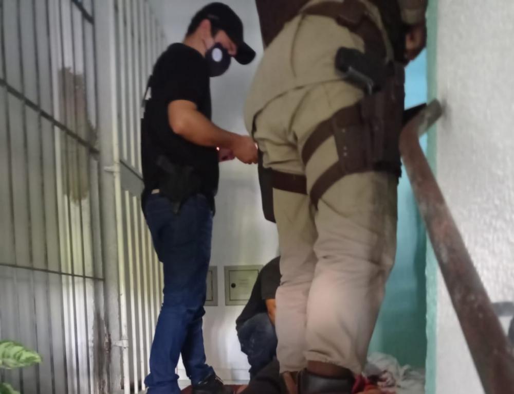 Pedreiro morto a tiros na porta do seu apartamento de residencial no Santo Antonio