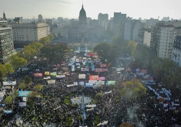 Argentinos vão às ruas contra vetos de Milei a orçamento de educação e saúde