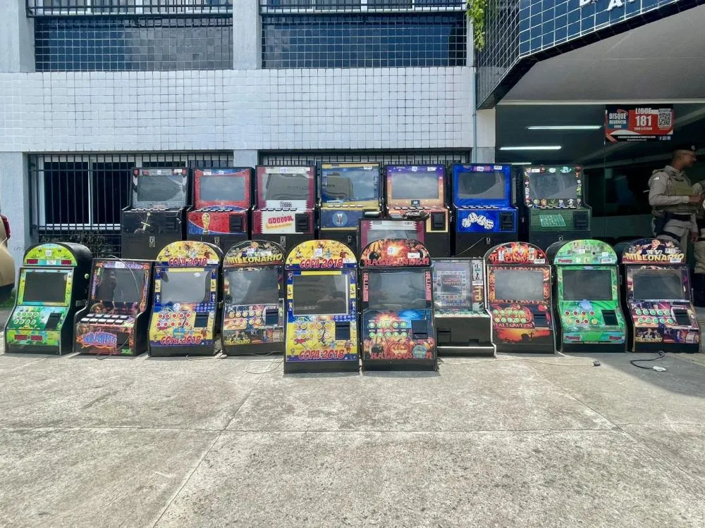 Polícia apreende 19 máquinas caça-níqueis e drogas em operação no Centro de Abastecimento de Feira de Santana
