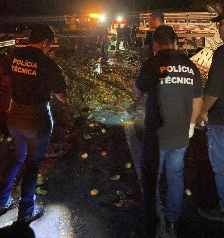 Batida entre caminhão e carro de passeio deixa três mortos na 116 na Bahia