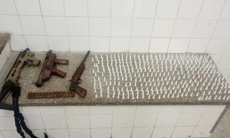 Submetralhadora, munições e drogas são apreendidas pela PM no distrito do Bessa