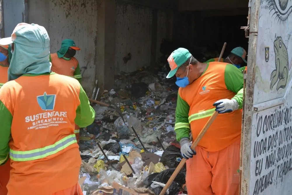 Mutirão de limpeza é realizado em prédio tomado por acúmulo de lixo no Conjunto Feira VI