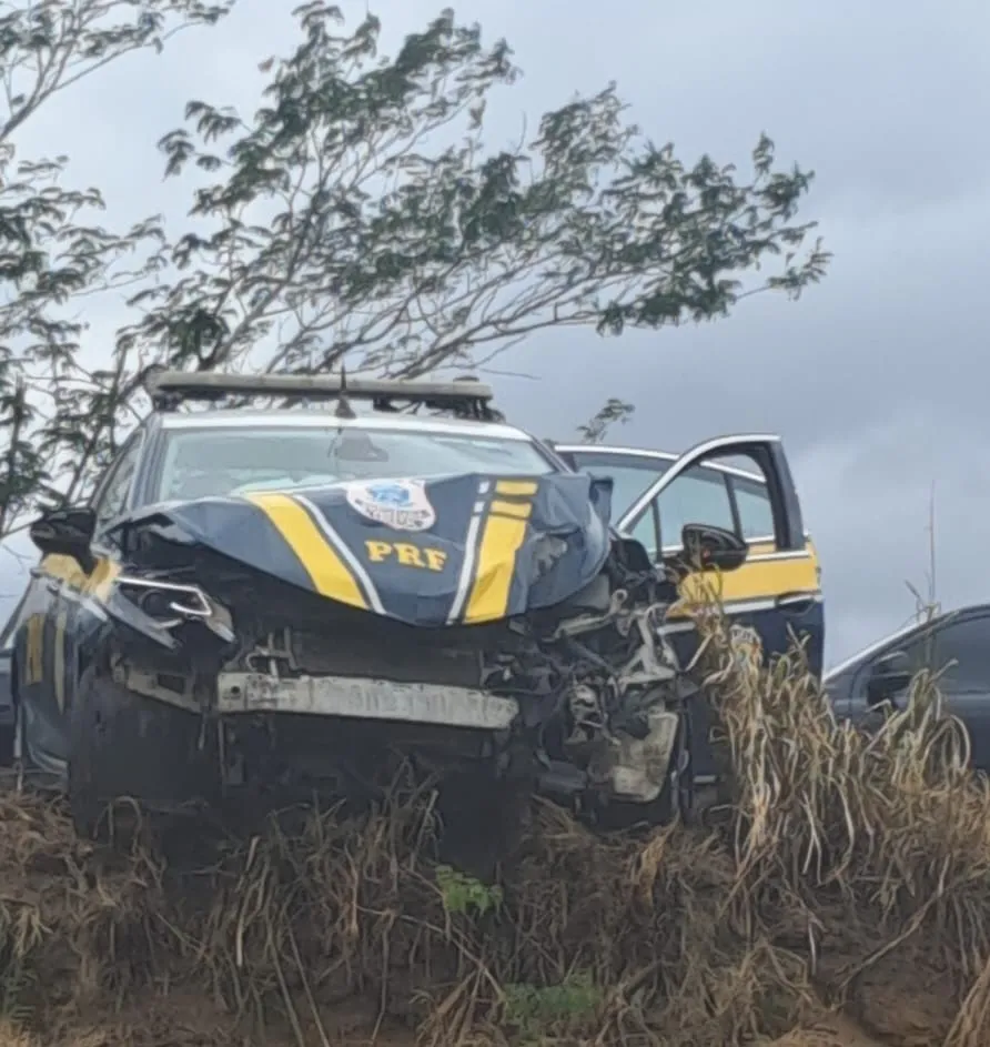 Colisão entre carreta e viatura da PRF deixa um policial ferido e congestiona BR-116