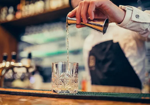 Brasil registra 17 casos confirmados de intoxicação por metanol, aponta Ministério da Saúde