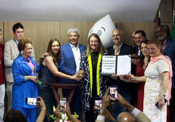 Jerônimo assina regulamentação do novo Código de Vigilância em Saúde
