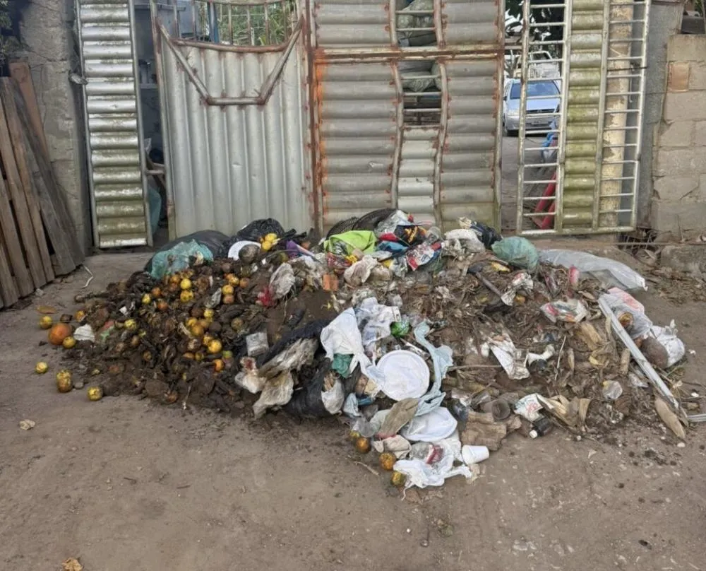 Prefeito de São Gonçalo dos Campos devolve lixo jogado irregularmente à casa de morador