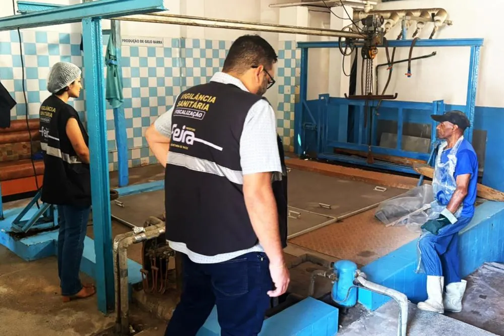 Vigilância Sanitária interdita fábrica de gelo por irregularidades