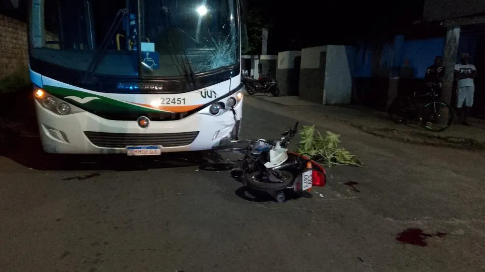 Motociclista morre após colisão com ônibus em Feira de Santana